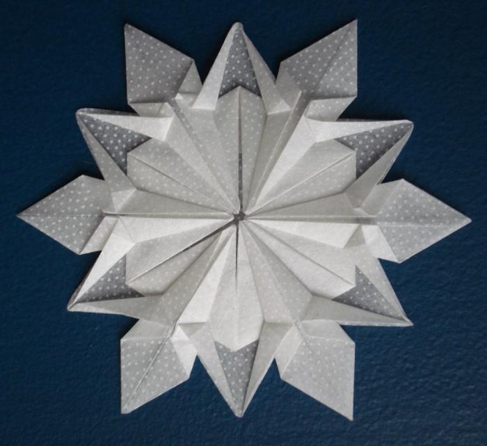 Origami: o fulg de zăpadă cu mâinile tale