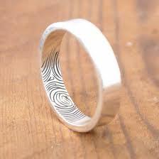 Inscripția de pe inelul de nuntă este un simbol al fidelității și al iubirii sau al unui omagiu în modă?