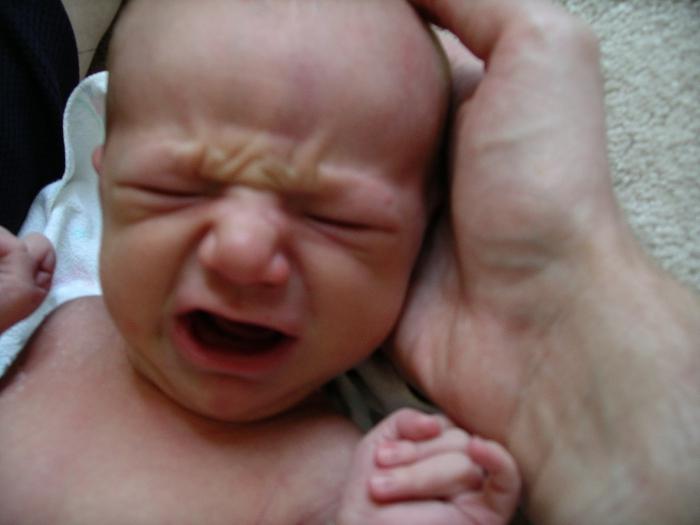 un copil de o lună are o bărbie agitată